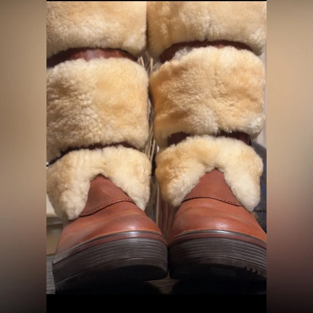 UGG Australia Lilyan Mahogany Waterproof Leather boots - Like New - Picture 4 of 13